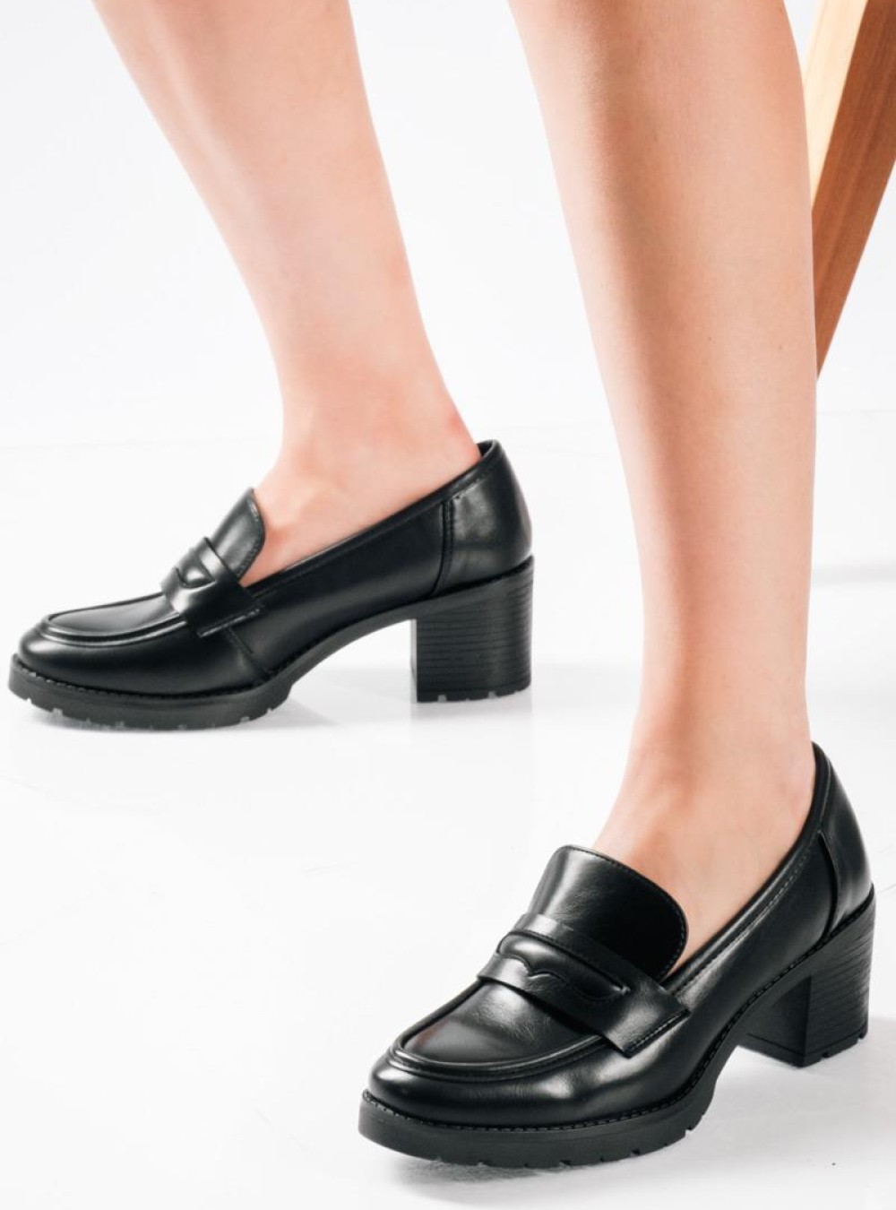 Loafers με χοντρό τακούνι και διακριτική διακοσμητική λεπτομέρεια ΜΑΥΡΟ Loafers με χοντρό τακούνι και διακριτική διακοσμητική λεπτομέρεια ΜΑΥΡΟ