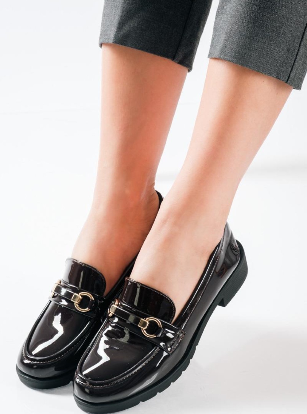 Λουστρίνι Loafers με glossy φινίρισμα και διακριτική χρυσή αγκράφα ΚΑΦΕ Λουστρίνι Loafers με glossy φινίρισμα και διακριτική χρυσή αγκράφα ΚΑΦΕ