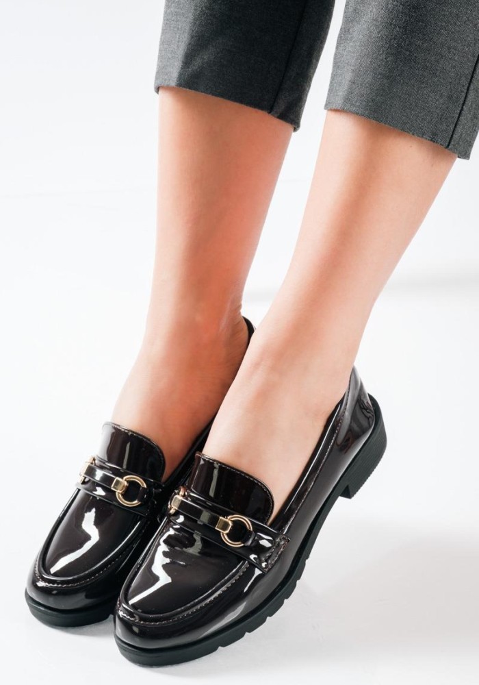 Λουστρίνι Loafers με glossy φινίρισμα και διακριτική χρυσή αγκράφα ΚΑΦΕ