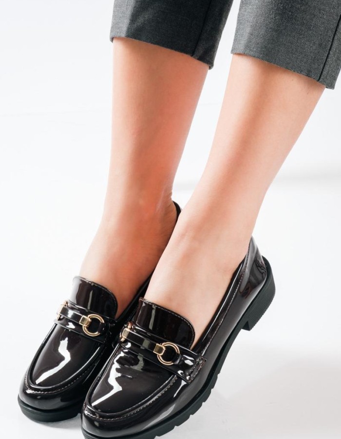 Λουστρίνι Loafers με glossy φινίρισμα και διακριτική χρυσή αγκράφα ΚΑΦΕ