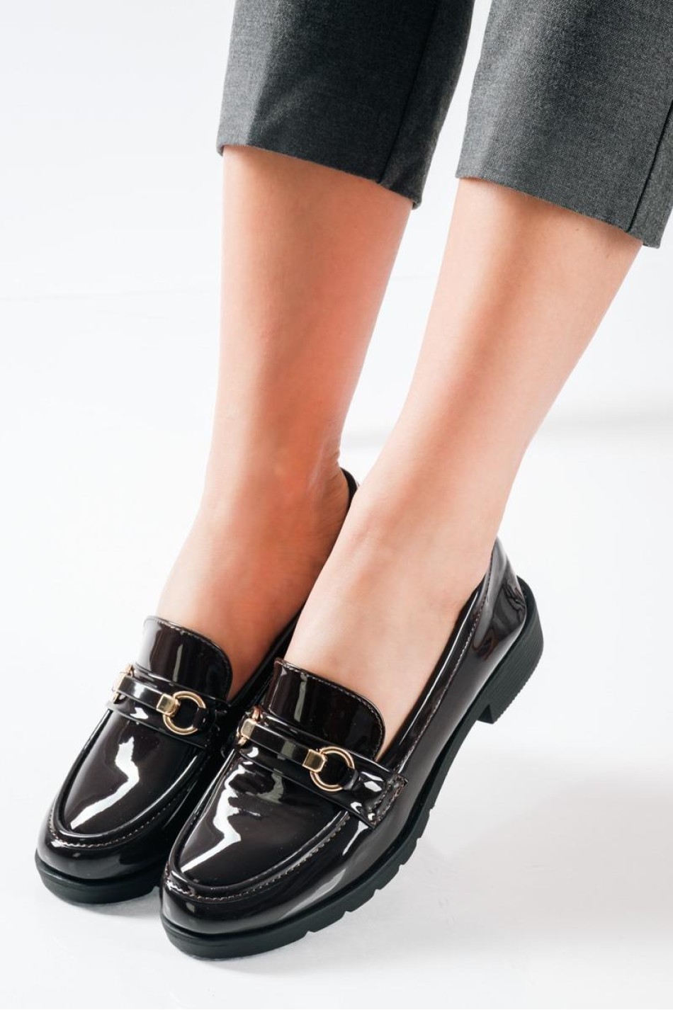 Λουστρίνι Loafers με glossy φινίρισμα και διακριτική χρυσή αγκράφα ΚΑΦΕ