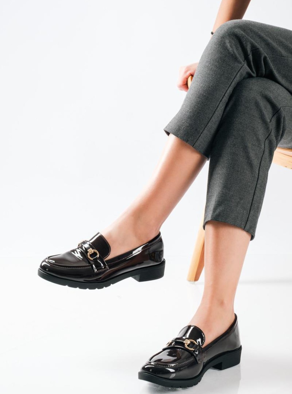 Λουστρίνι Loafers με glossy φινίρισμα και διακριτική χρυσή αγκράφα ΚΑΦΕ Λουστρίνι Loafers με glossy φινίρισμα και διακριτική χρυσή αγκράφα ΚΑΦΕ