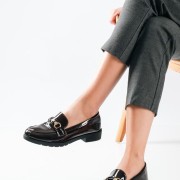 Λουστρίνι Loafers με glossy φινίρισμα και διακριτική χρυσή αγκράφα ΚΑΦΕ Λουστρίνι Loafers με glossy φινίρισμα και διακριτική χρυσή αγκράφα ΚΑΦΕ