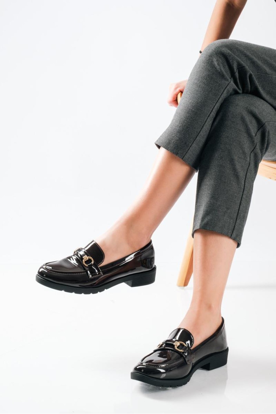 Λουστρίνι Loafers με glossy φινίρισμα και διακριτική χρυσή αγκράφα ΚΑΦΕ