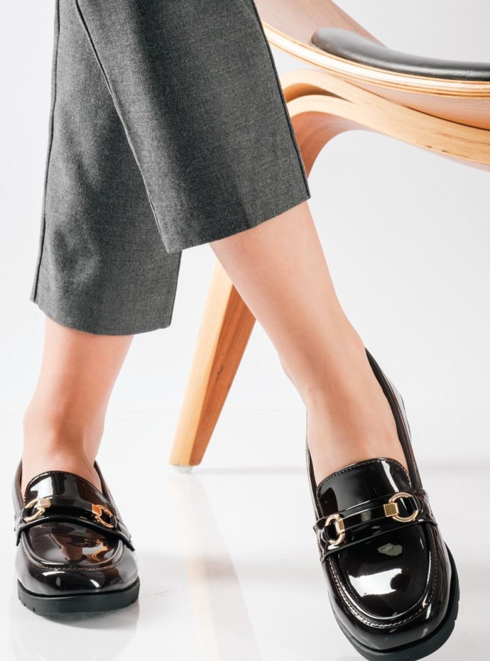 Λουστρίνι Loafers με glossy φινίρισμα και διακριτική χρυσή αγκράφα ΚΑΦΕ Λουστρίνι Loafers με glossy φινίρισμα και διακριτική χρυσή αγκράφα ΚΑΦΕ