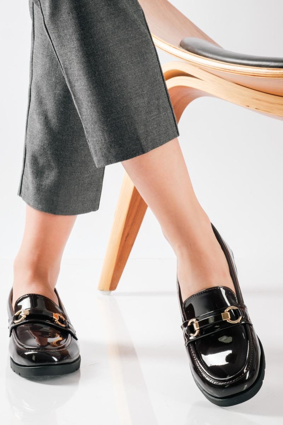 Λουστρίνι Loafers με glossy φινίρισμα και διακριτική χρυσή αγκράφα ΚΑΦΕ Λουστρίνι Loafers με glossy φινίρισμα και διακριτική χρυσή αγκράφα ΚΑΦΕ