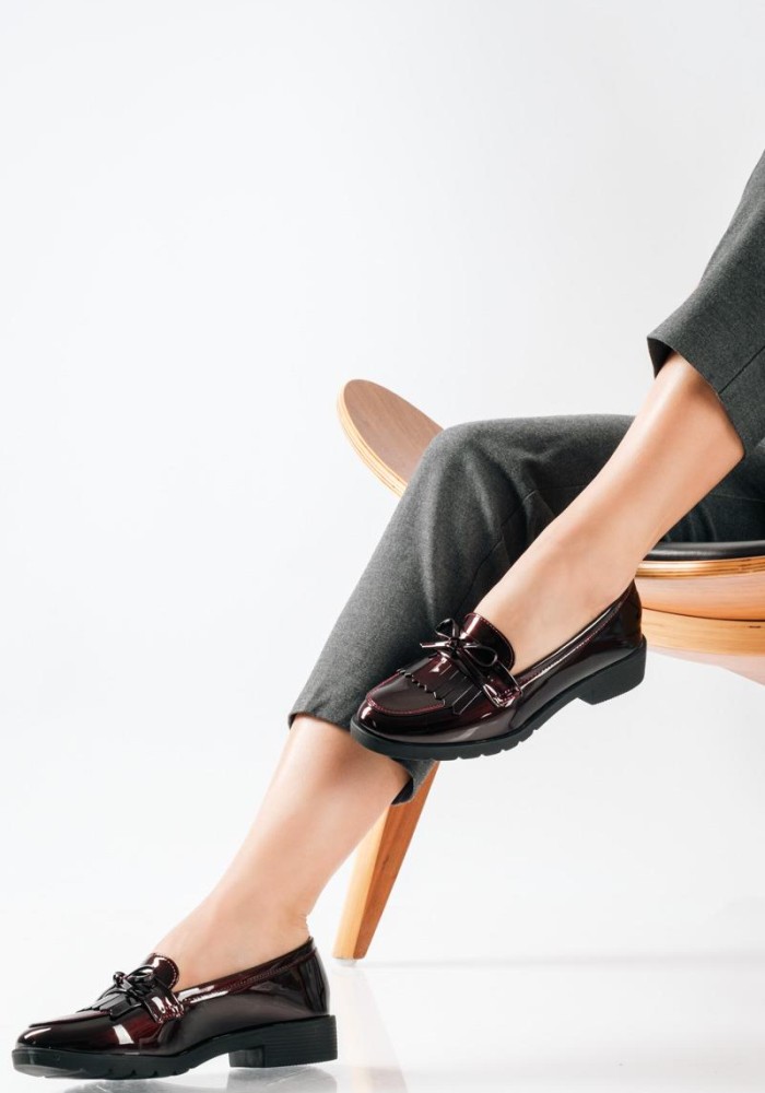 Flat λουστρίνι loafers με κρόσια σε old fashioned στυλ ΜΠΟΡΝΤΩ