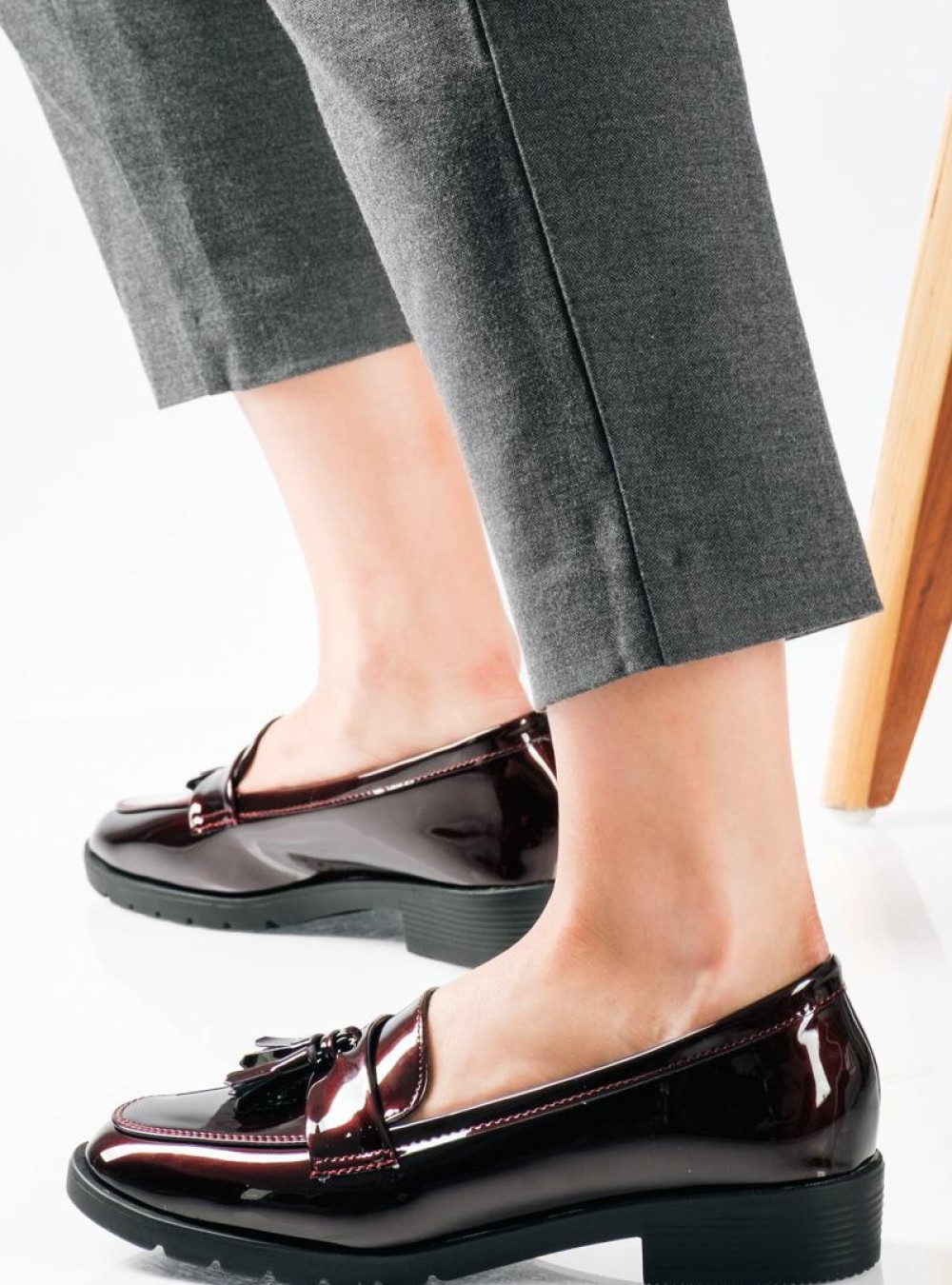 Flat λουστρίνι loafers με κρόσια σε old fashioned στυλ ΜΠΟΡΝΤΩ Flat λουστρίνι loafers με κρόσια σε old fashioned στυλ ΜΠΟΡΝΤΩ