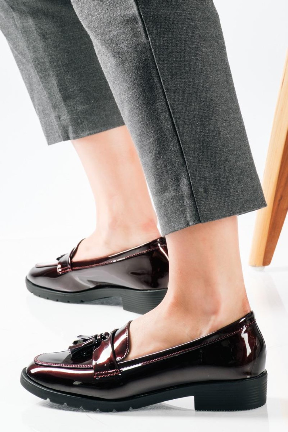 Flat λουστρίνι loafers με κρόσια σε old fashioned στυλ ΜΠΟΡΝΤΩ Flat λουστρίνι loafers με κρόσια σε old fashioned στυλ ΜΠΟΡΝΤΩ