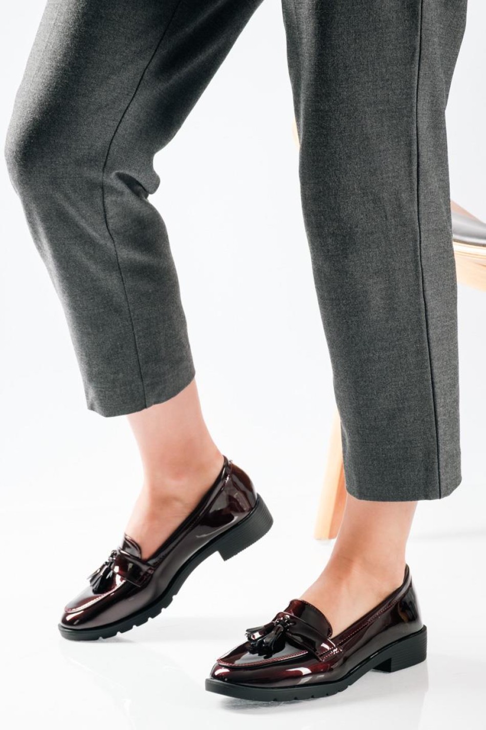 Flat λουστρίνι loafers με κρόσια σε old fashioned στυλ ΜΠΟΡΝΤΩ Flat λουστρίνι loafers με κρόσια σε old fashioned στυλ ΜΠΟΡΝΤΩ