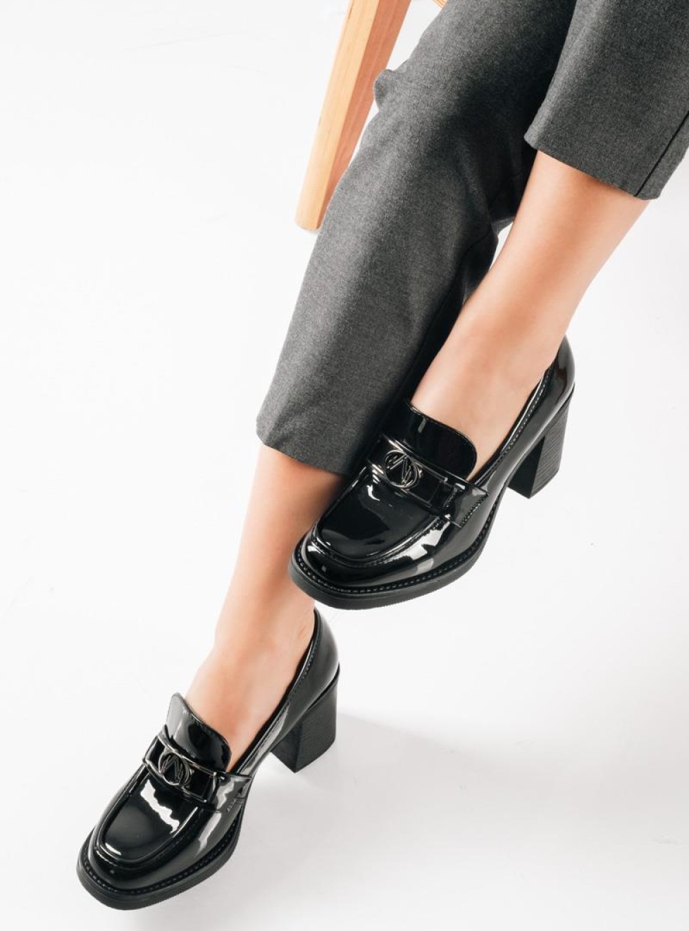 Heeled loafer με λουστρίνι φινίρισμα και μεταλλική αγκράφα ΜΑΥΡΟ Heeled loafer με λουστρίνι φινίρισμα και μεταλλική αγκράφα ΜΑΥΡΟ
