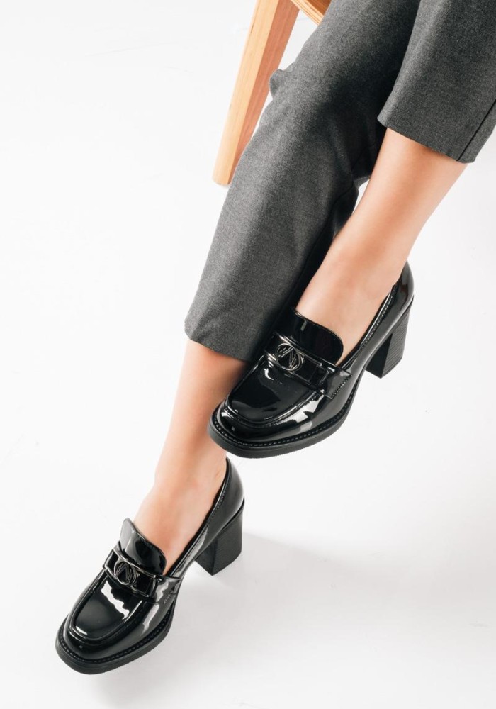 Heeled loafer με λουστρίνι φινίρισμα και μεταλλική αγκράφα ΜΑΥΡΟ