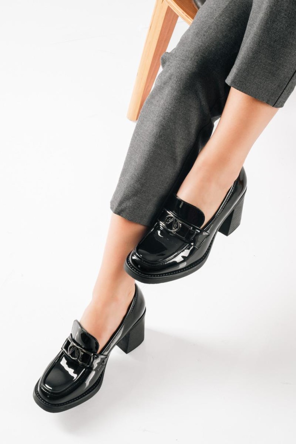 Heeled loafer με λουστρίνι φινίρισμα και μεταλλική αγκράφα ΜΑΥΡΟ