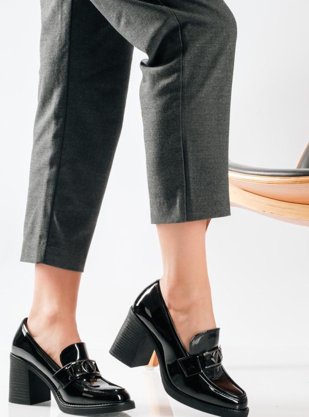 Heeled loafer με λουστρίνι φινίρισμα και μεταλλική αγκράφα ΜΑΥΡΟ Heeled loafer με λουστρίνι φινίρισμα και μεταλλική αγκράφα ΜΑΥΡΟ