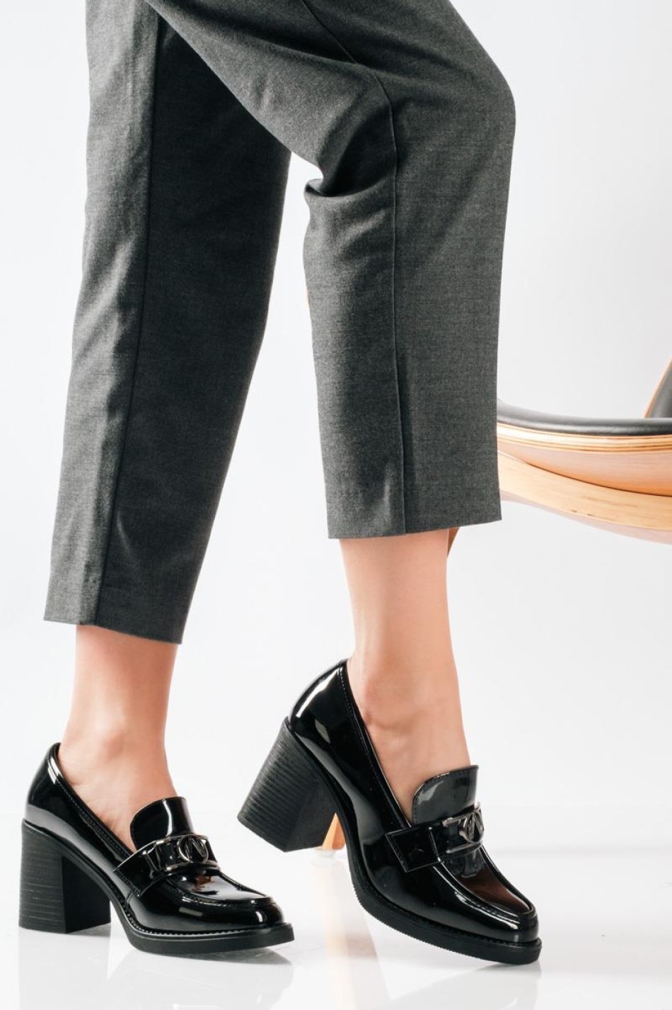 Heeled loafer με λουστρίνι φινίρισμα και μεταλλική αγκράφα ΜΑΥΡΟ