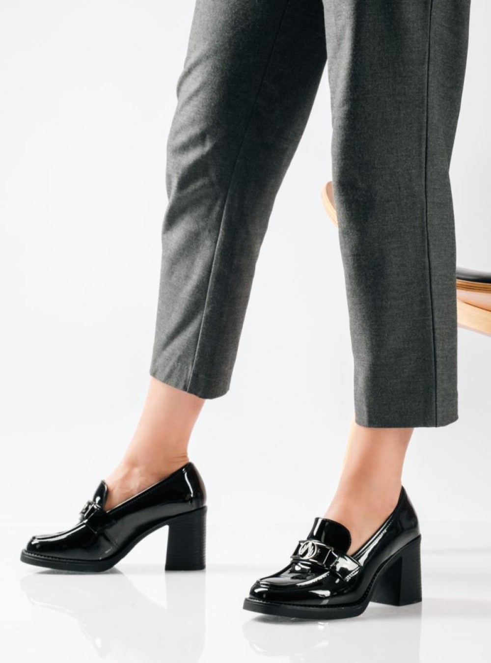 Heeled loafer με λουστρίνι φινίρισμα και μεταλλική αγκράφα ΜΑΥΡΟ Heeled loafer με λουστρίνι φινίρισμα και μεταλλική αγκράφα ΜΑΥΡΟ