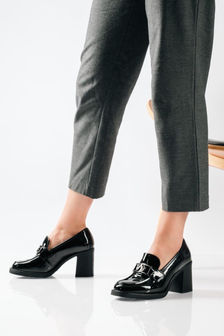 Heeled loafer με λουστρίνι φινίρισμα και μεταλλική αγκράφα ΜΑΥΡΟ Heeled loafer με λουστρίνι φινίρισμα και μεταλλική αγκράφα ΜΑΥΡΟ