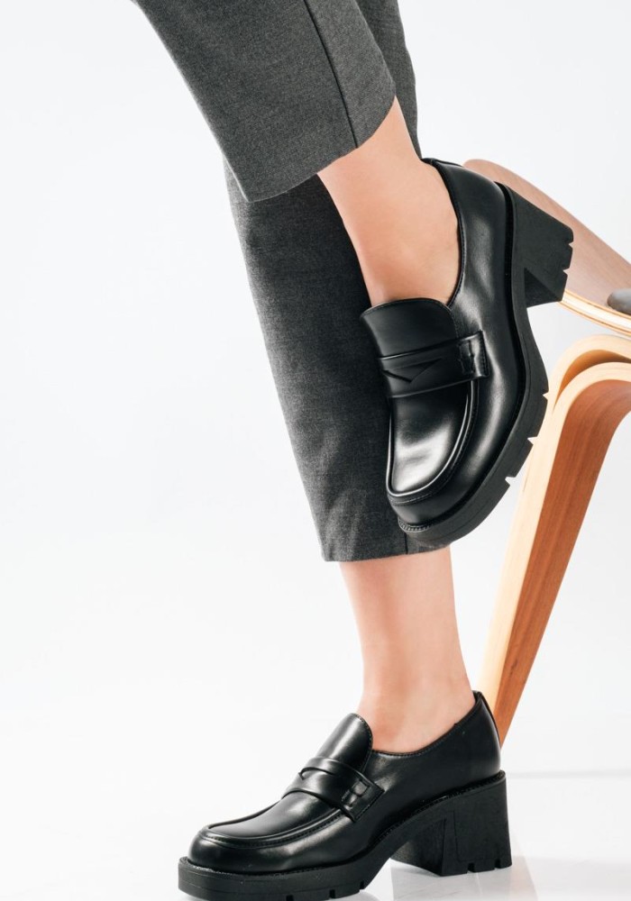 Office loafer με chunky τακούνι και minimal γράμμη ΜΑΥΡΟ