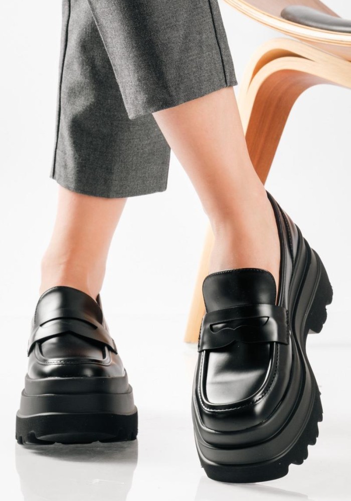 Δίσολο loafer με ανδρόγυνο στυλ και chunky σόλα ΜΑΥΡΟ
