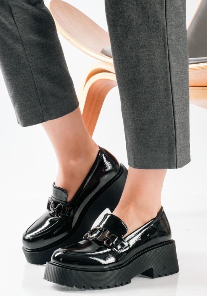 Λουστρίνι loafers με τρακτερωτή chunky σόλα ΜΑΥΡΟ