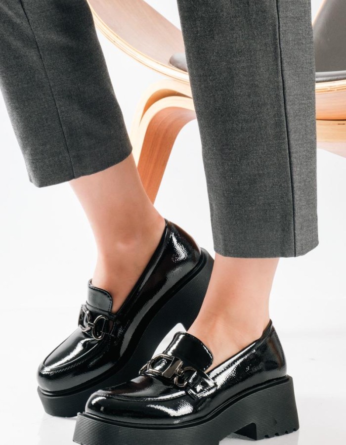 Λουστρίνι loafers με τρακτερωτή chunky σόλα ΜΑΥΡΟ