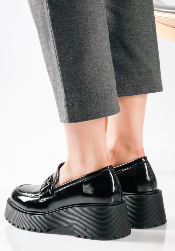 Λουστρίνι loafers με τρακτερωτή chunky σόλα ΜΑΥΡΟ