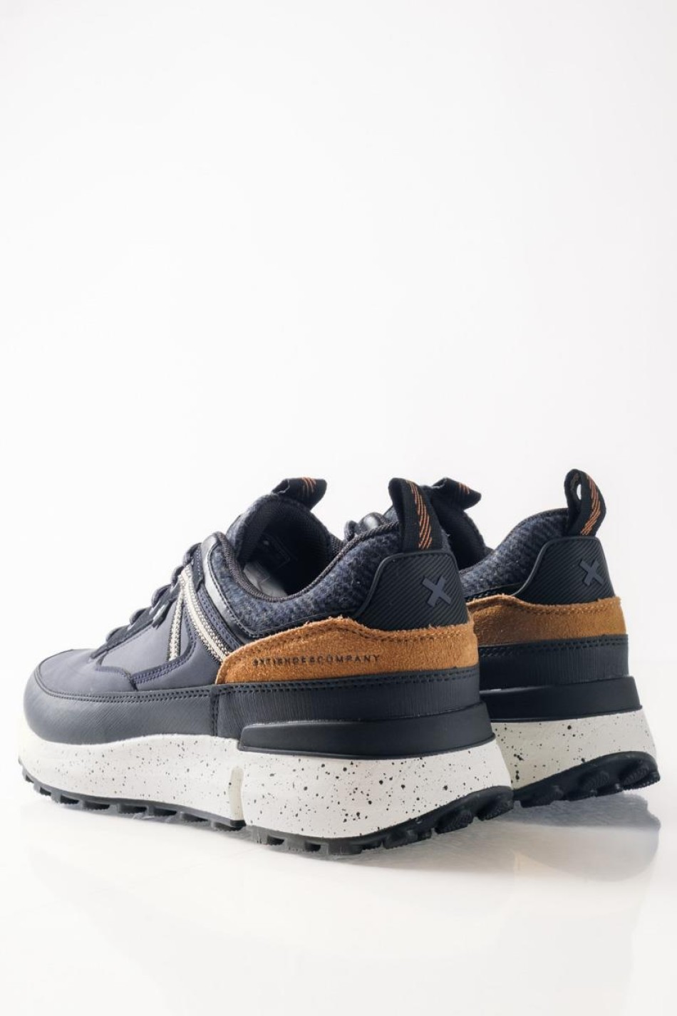 XTI ανδρικό sneaker με συνδυασμό υλικών και urban στυλ ΜΠΛΕ XTI ανδρικό sneaker με συνδυασμό υλικών και urban στυλ ΜΠΛΕ