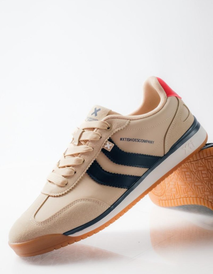 XTI ανδρικά sneakers με ρίγες στο πλάι και κόκκινη λεπτομέρεια στο πίσω μέρος ΜΠΕΖ