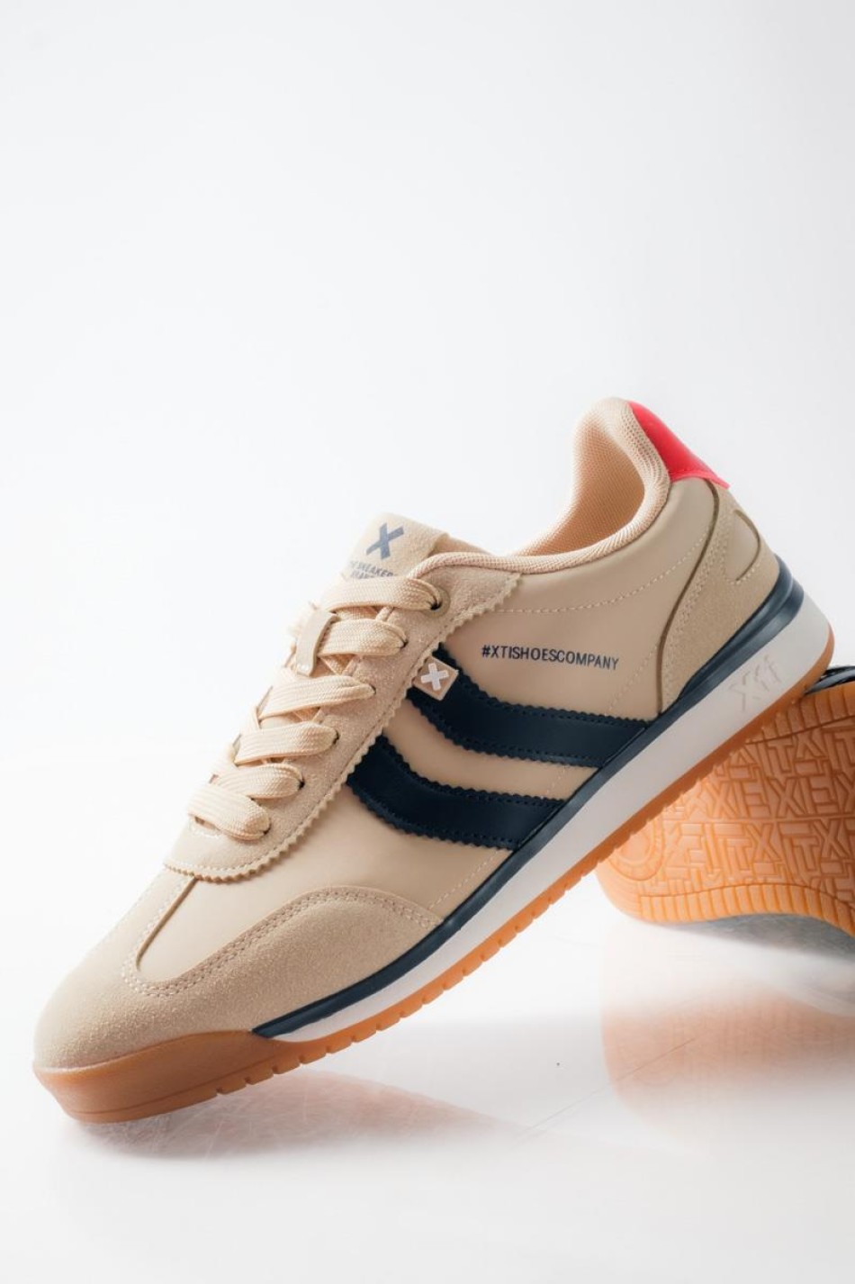 XTI ανδρικά sneakers με ρίγες στο πλάι και κόκκινη λεπτομέρεια στο πίσω μέρος ΜΠΕΖ