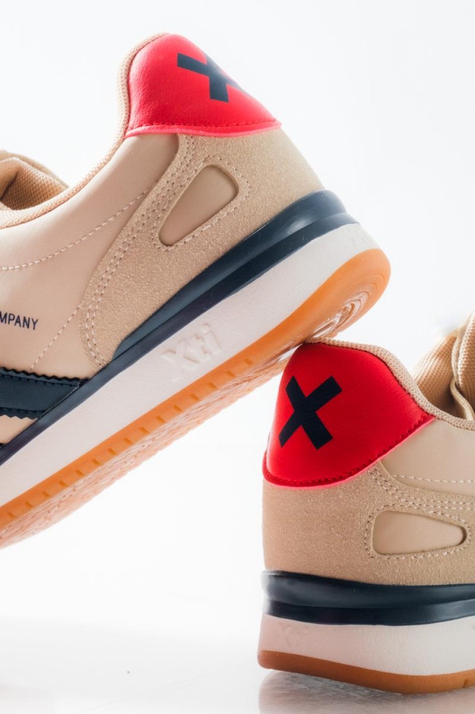 XTI ανδρικά sneakers με ρίγες στο πλάι και κόκκινη λεπτομέρεια στο πίσω μέρος ΜΠΕΖ