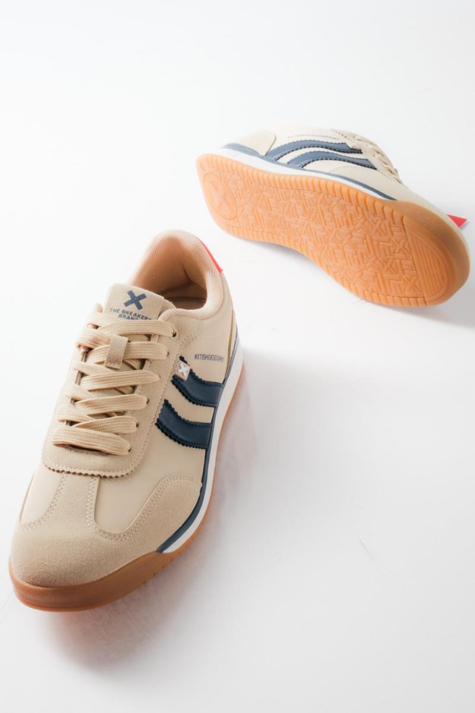 XTI ανδρικά sneakers με ρίγες στο πλάι και κόκκινη λεπτομέρεια στο πίσω μέρος ΜΠΕΖ