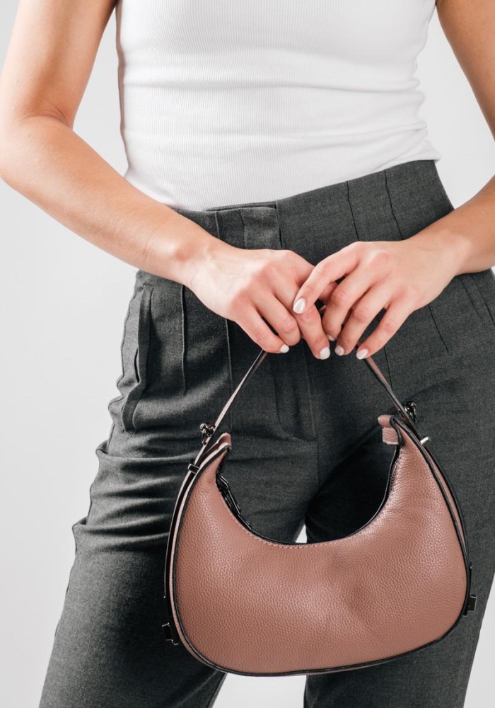 Τσάντα μικρή σε στυλ Crescent Bag με λουράκι χιαστί στο εσωτερικό μέρος ΡΟΖ