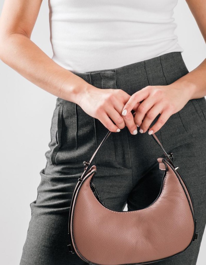 Τσάντα μικρή σε στυλ Crescent Bag με λουράκι χιαστί στο εσωτερικό μέρος ΡΟΖ