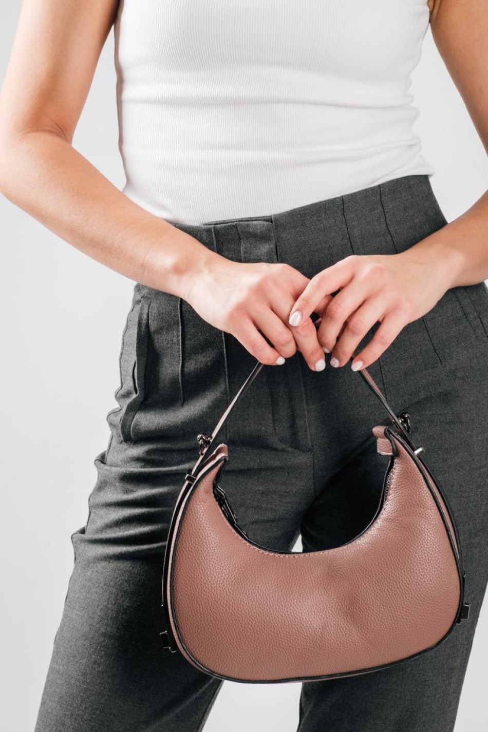 Τσάντα μικρή σε στυλ Crescent Bag με λουράκι χιαστί στο εσωτερικό μέρος ΡΟΖ