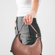 Τσάντα μικρή σε στυλ Crescent Bag με λουράκι χιαστί στο εσωτερικό μέρος ΡΟΖ