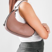 Τσάντα μικρή σε στυλ Crescent Bag με λουράκι χιαστί στο εσωτερικό μέρος ΡΟΖ