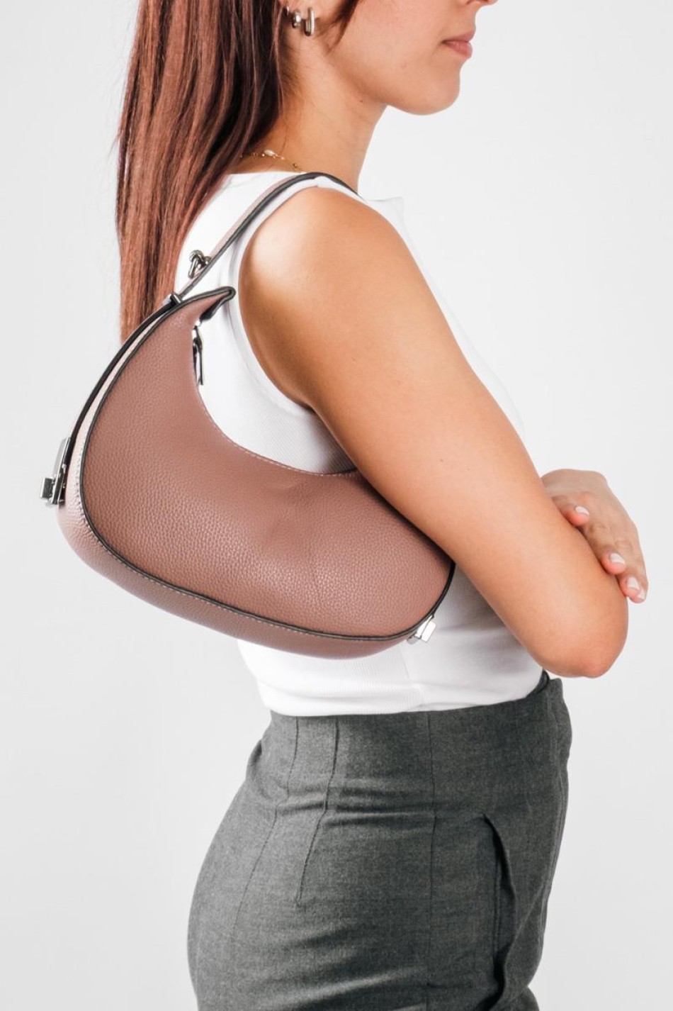 Τσάντα μικρή σε στυλ Crescent Bag με λουράκι χιαστί στο εσωτερικό μέρος ΡΟΖ