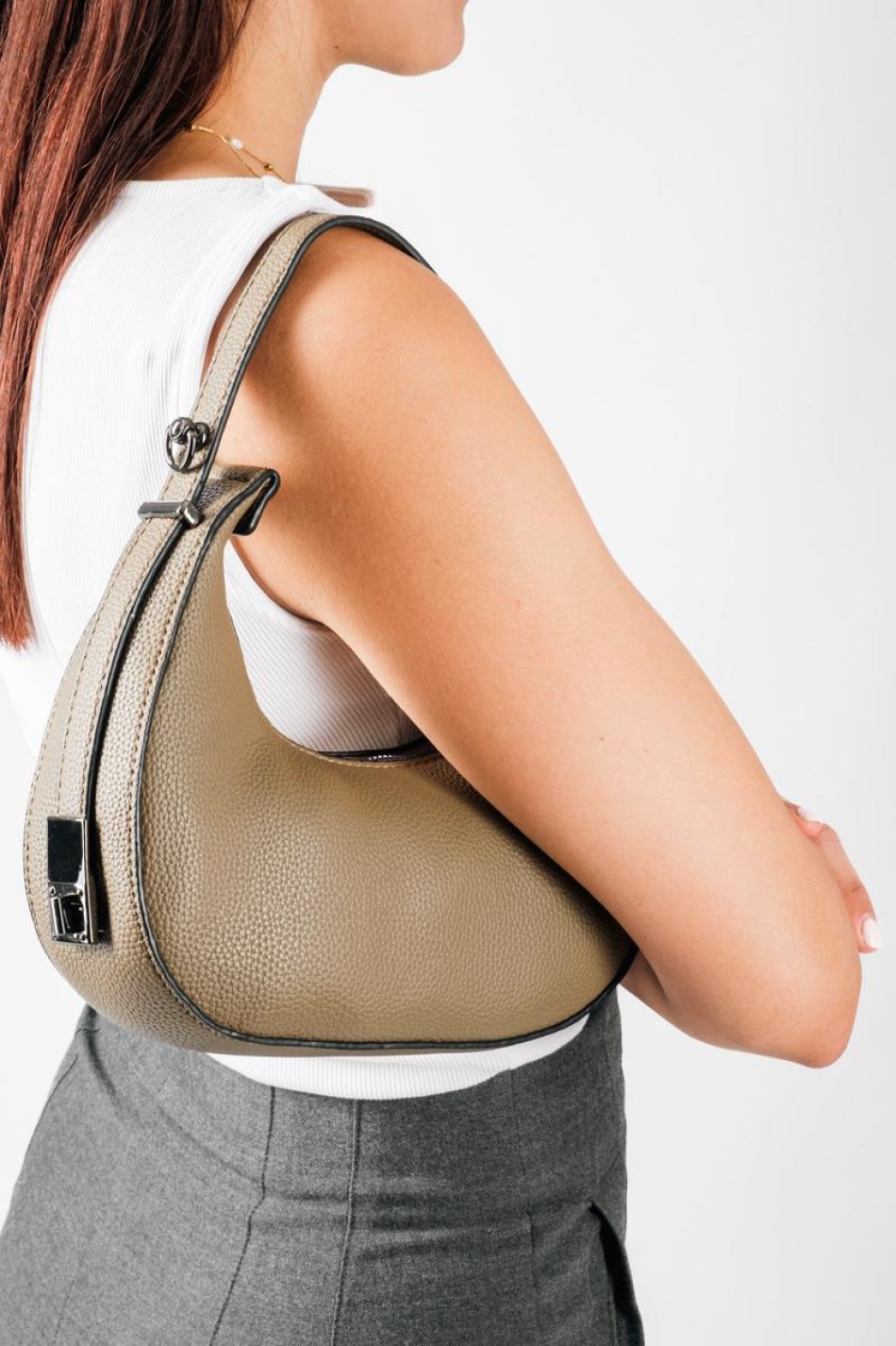 Τσάντα μικρή σε στυλ Crescent Bag με λουράκι χιαστί στο εσωτερικό μέρος ΠΟΥΡΟ