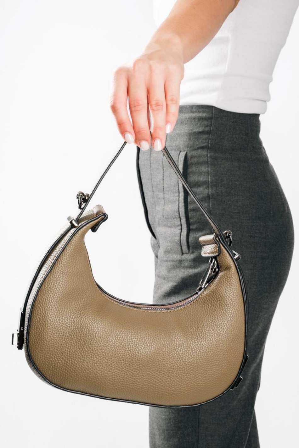 Τσάντα μικρή σε στυλ Crescent Bag με λουράκι χιαστί στο εσωτερικό μέρος ΠΟΥΡΟ