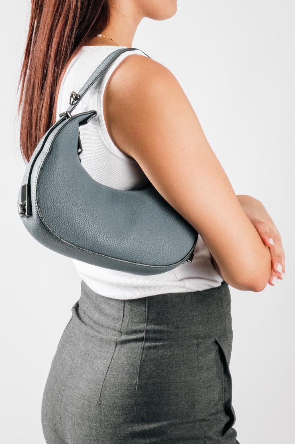 Τσάντα μικρή σε στυλ Crescent Bag με λουράκι χιαστί στο εσωτερικό μέρος ΠΕΤΡΟΛ