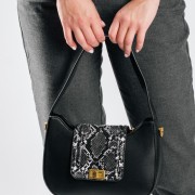 Τσάντα ώμου με snake print λεπτομέρεια και λουράκι χιαστί στο εσωτερικό μέρος ΜΑΥΡΟ
