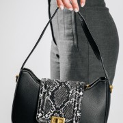 Τσάντα ώμου με snake print λεπτομέρεια και λουράκι χιαστί στο εσωτερικό μέρος ΜΑΥΡΟ