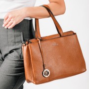 Τσάντα χειρός με δύο εξωτερικές θήκες και επιπλέον χιαστί λουράκι εσωτερικά ΤΑΜΠΑ