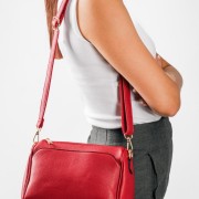 Crossbody τσάντα με ρυθμιζόμενο λουρί και χρυσές λεπτομέρειες ΜΠΟΡΝΤΩ