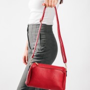 Crossbody τσάντα με ρυθμιζόμενο λουρί και χρυσές λεπτομέρειες ΜΠΟΡΝΤΩ