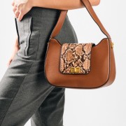 Τσάντα ώμου με snake print λεπτομέρεια και λουράκι χιαστί στο εσωτερικό μέρος ΤΑΜΠΑ