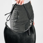 Crescent bag ώμου με ασημί φερμουάρ και επιπλέον χιαστί λουράκι εσωτερικά ΜΑΥΡΟ