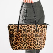 Shopping bag ώμου με animal print τύπωμα και επιπλέον λουράκι στο εσωτερικό μέρος ΛΕΟΠΑΡ