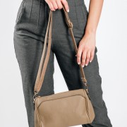 Crossbody τσάντα με ρυθμιζόμενο λουρί και χρυσές λεπτομέρειες ΠΟΥΡΟ