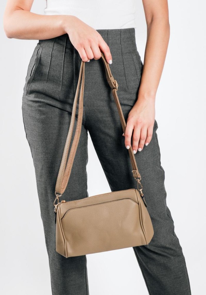Crossbody τσάντα με ρυθμιζόμενο λουρί και χρυσές λεπτομέρειες ΠΟΥΡΟ